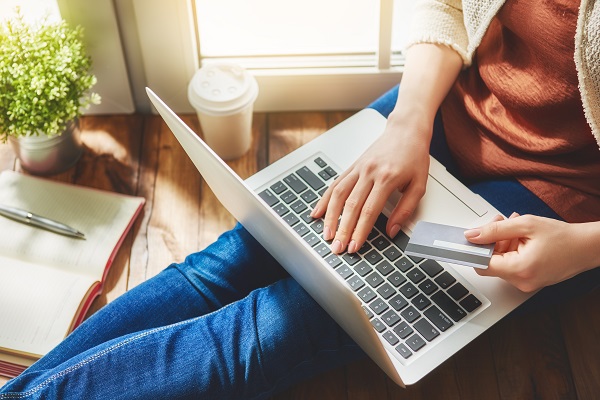 Picture of person using a computer to depict ecommerce chargeback problems