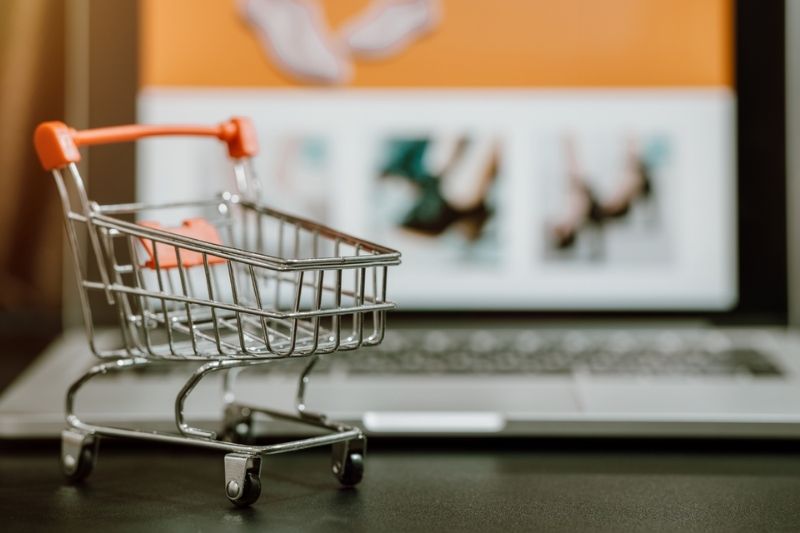 Shopping cart on laptop to indicate shopping cart abandonment rate
