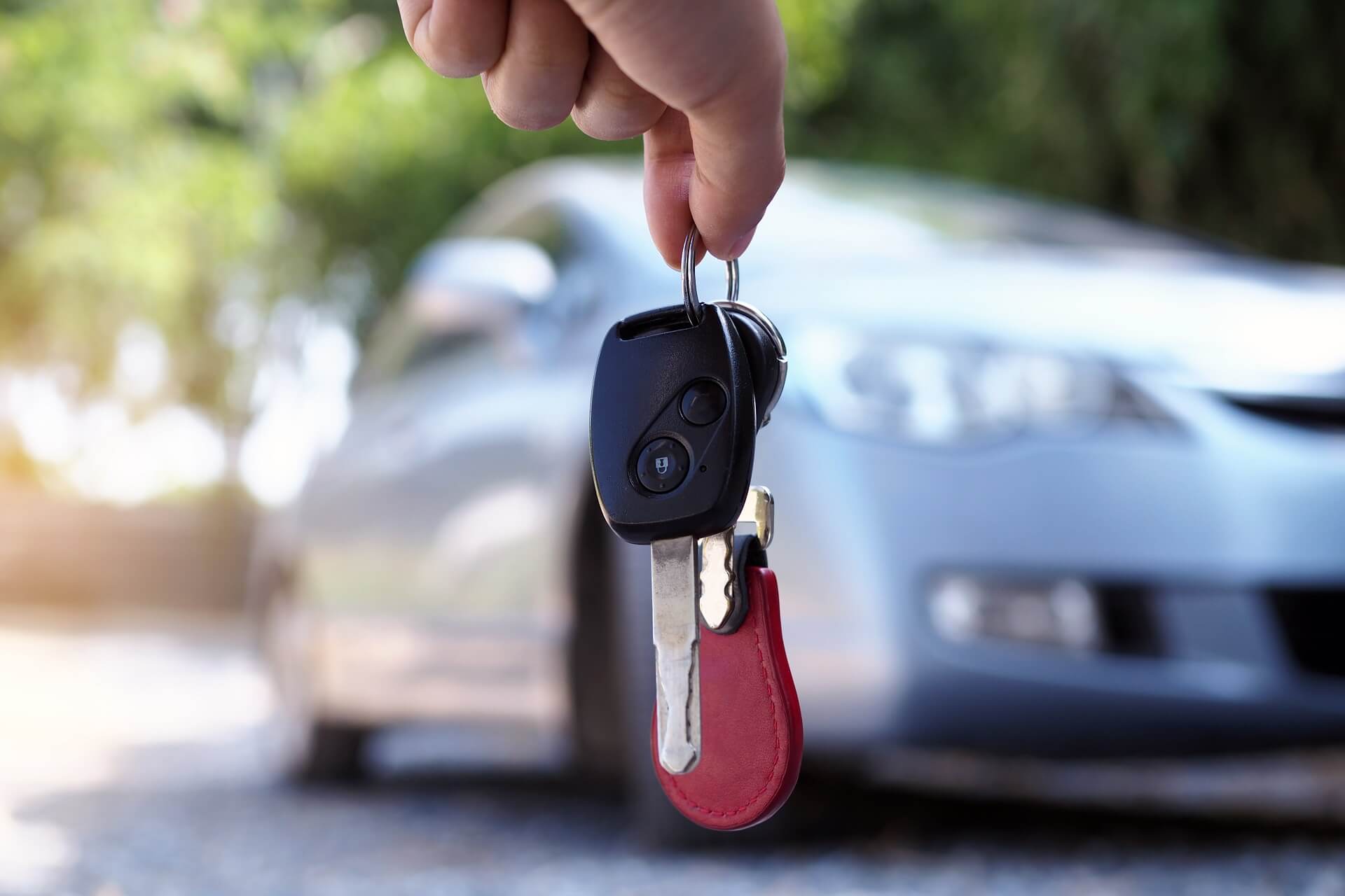 Person holding car keys to indicate car subscriptions