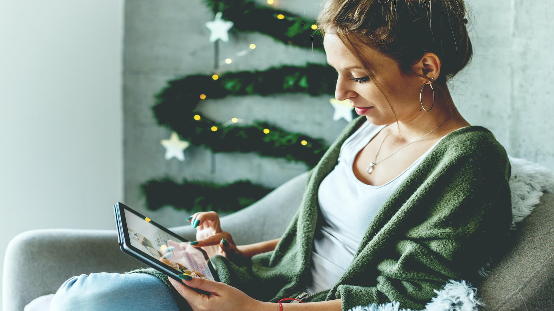 Consumer doing ecommerce holiday shopping